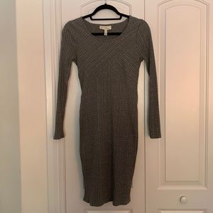 Grey fitted maternity dress